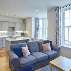Host & - Flat Lemonade Apartment Whitby